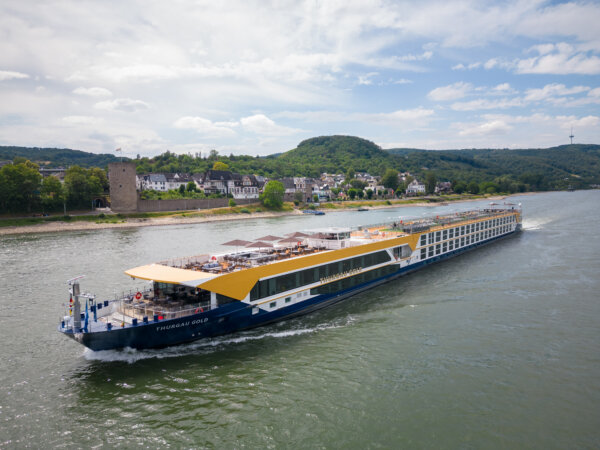 Das Flussschiff MS Thurgau Gold am Rhein, fotografiert aus der Vogelperspektive.