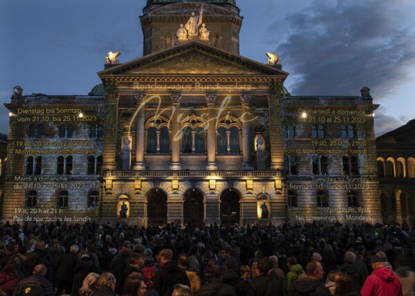 Man sieht den Schriftzug Mystic auf der Bundeshausfassade, das Motto des Rendez-vous Bundesplatz 2023.