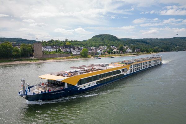 Das Flussschiff MS Thurgau Gold am Rhein, fotografiert aus der Vogelperspektive.