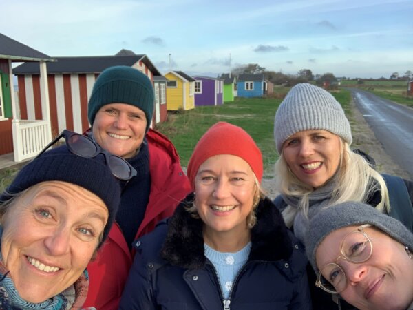 5 Frauen mit Wintermützen auf dänischer Insel