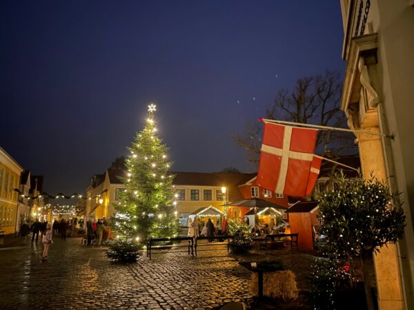 Weihnachtsbaum am Marktplatz und dänische Flagge im Vordergrund