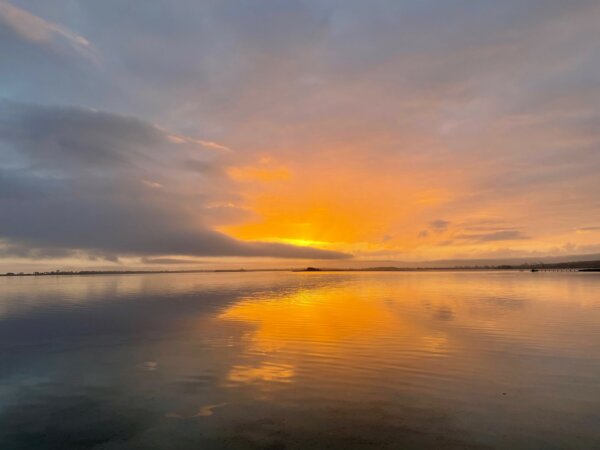 Sonnenaufgang über spiegelglattem Meer
