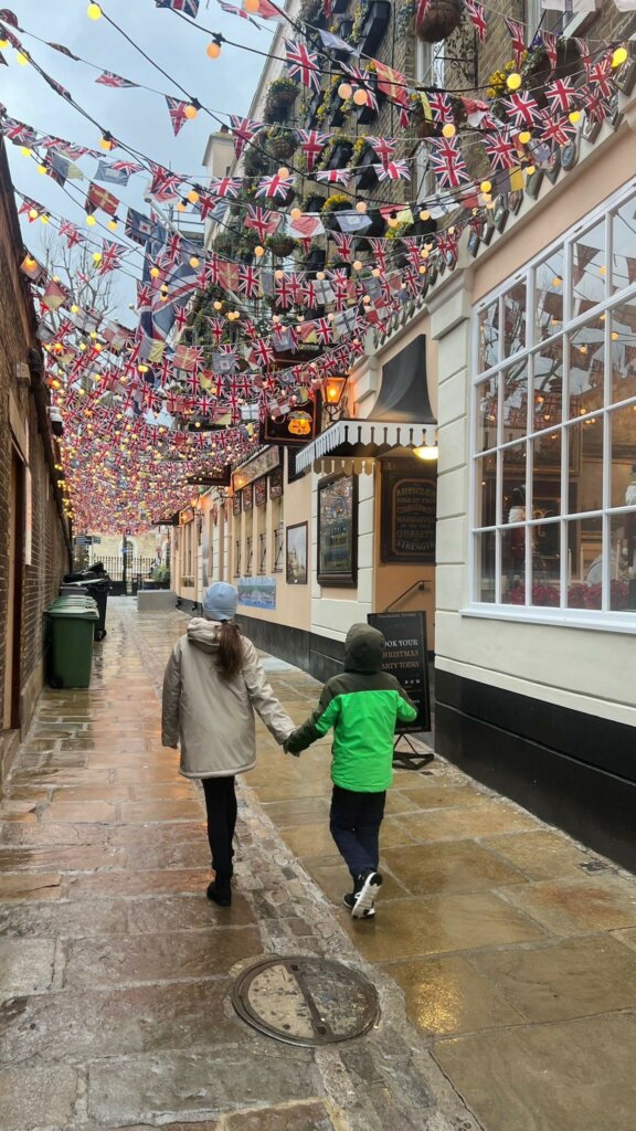 Kinder in den Gassen von Greenwich.