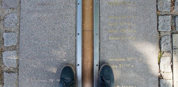 Linie markiert den früheren Nullmeridian.