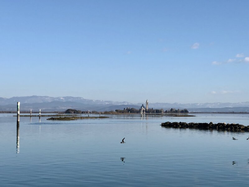 Pittoresk: Lagunenfahrt nahe Grado im Winter.