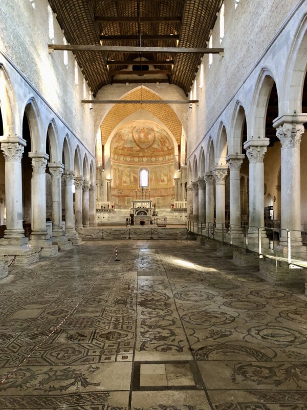 Kirche von Aquileia mit 2.000 Jahre alten Mosaikfußboden (c) Elena Paschinger www.CreativElena.com