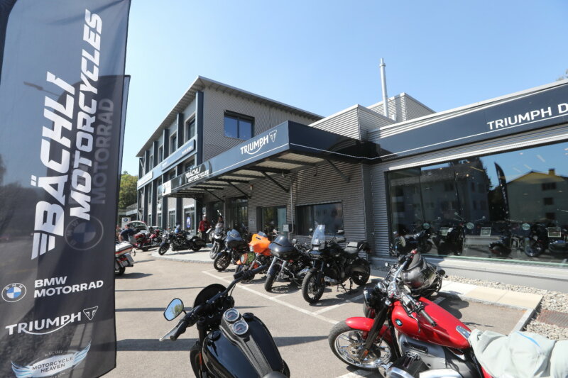 Da standen die Leih-Motorräder aufgereiht, Chrom-glänzend: Harley Davidsons, Indians und BMWs. Wer wohl mit welchem Modell auf die Reise über die Pässe gehen würde? Die Vorfreude war jedenfalls gross.