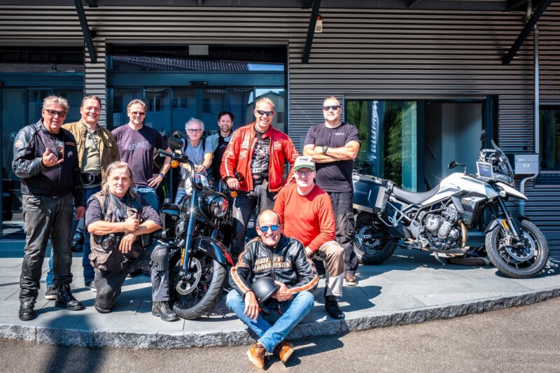 Die Leih-Motorräder von Bächlis Motorcycle Heaven. Die Teilnehmer der Motorradreise in freudiger Erwartung.