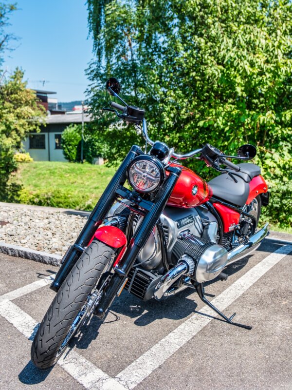 ): Die BMW R18, ein echtes Eisenmoster mit 345 Kilogramm Leergewicht, wartet darauf, von mir über die Pässe geritten zu werden. Davor gibt es für alle noch eine genaue Einweisung zum jeweiligen Motorrad.