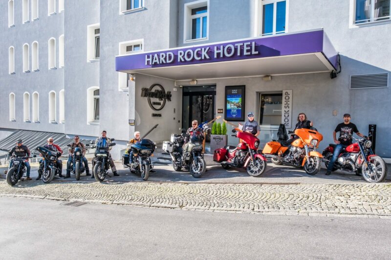 Es kann nie genug Kurven geben: Die harten Kerle und ihre Donnereisen startklar vor dem Hard Rock Hotel Davos. Roger (Harley Davidson Sportster), Rainer (Harley Davidson Ultra Limeted), Thorsten (Harley Davidson Low Rider), Frank (Harley Davidson Pan America), Dänu (Harley Davidson Road Glide), Edy (Harley Davidson Pan America), Hans-Peter (Idian Chieftain Limited), Horst (Harley Davidson Street Glide), Daniel (BMW R 18)