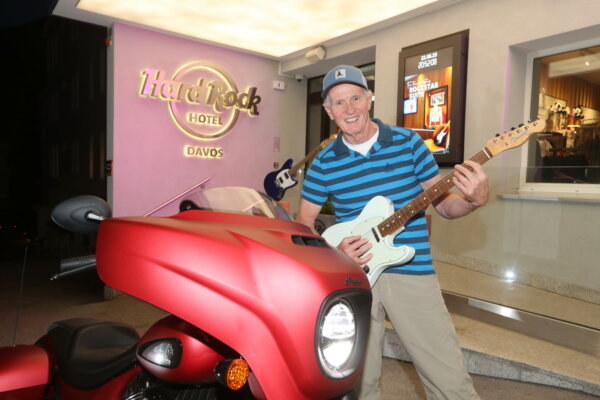 Hard Rock (Hotel Davos) macht müde Männer munter. Egal ob man die Stromgitarre noch selbst quälen will, oder sich von der guten Stimmung anstecken lässt.