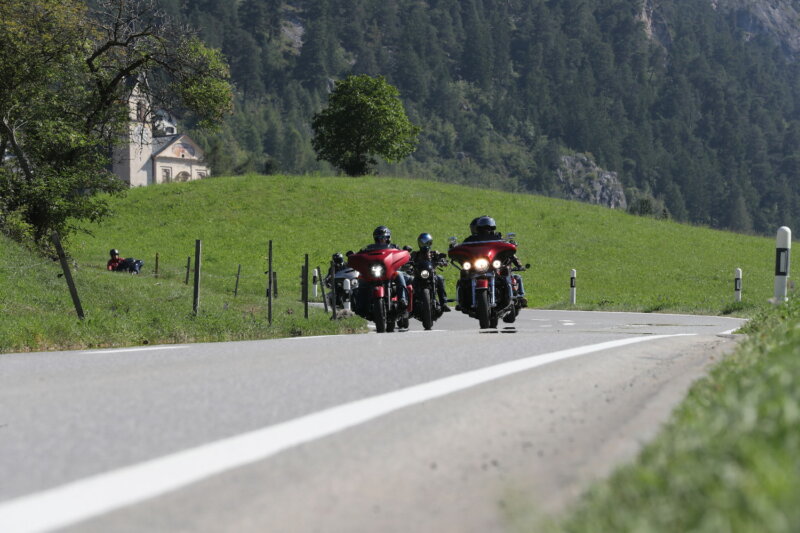 Cruisend über die Landstrassen in Graubünden, oder in der Gruppe den Splügen-Pass hinab. Die Touren rund um Davos haben allen Bikern unglaublich viel Spass gemacht.
