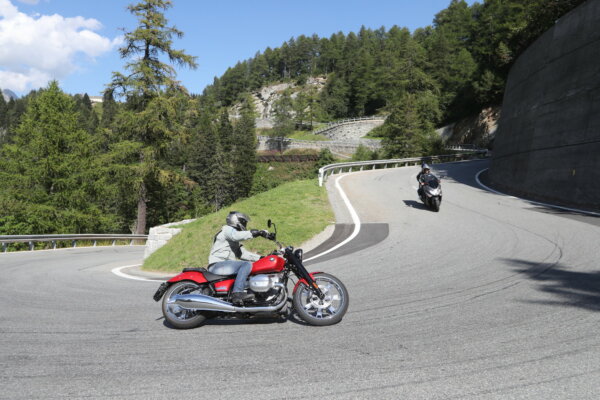Nach den ersten bangen Kilometern fühlt sich der Cruiser immer besser an. Ganz gemütlich über die Landstrassen und immer genug Power für ein paar geschmeidige Kurven wie hier am Maloja-Pass.