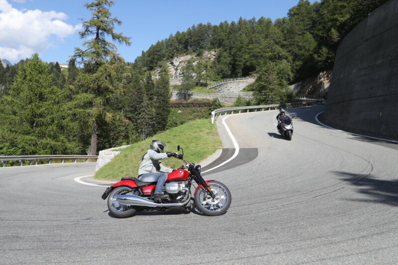 Nach den ersten bangen Kilometern fühlt sich der Cruiser immer besser an. Ganz gemütlich über die Landstrassen und immer genug Power für ein paar geschmeidige Kurven wie hier am Maloja-Pass. 