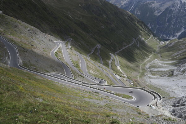 Der legendäre Stelvio (Stilfser Joch), verlangt einiges an Konzentration und mit den schweren Motorrädern auch Können: Haarnadelkurven mit schwierigem Asphalt, Unmengen an Autos, Wohnmobilen, Radfahrern. Und dann noch unglaublich viele kurvensüchtige Motorradfahrer.