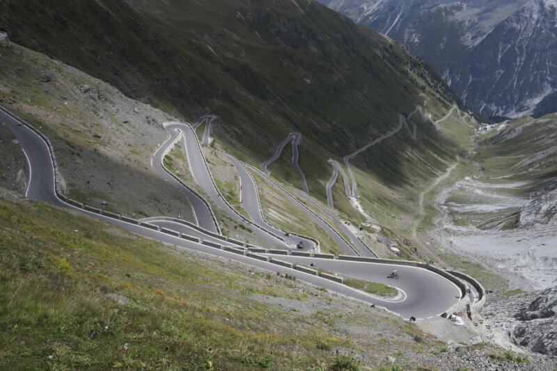 Der legendäre Stelvio (Stilfser Joch), verlangt einiges an Konzentration und mit den schweren Motorrädern auch Können: Haarnadelkurven mit schwierigem Asphalt, Unmengen an Autos, Wohnmobilen, Radfahrern. Und dann noch unglaublich viele kurvensüchtige Motorradfahrer. 