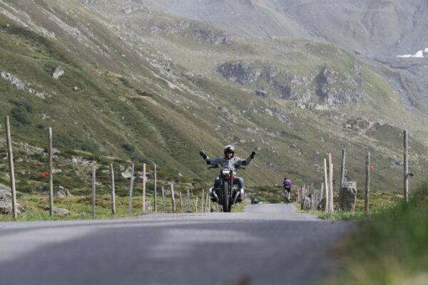 ): Frühstücksfahrt einmal anders: Zum Sonnenaufgang mit den dicken Eisen von BMW und Harley Davidson auf den Flüelapass.
