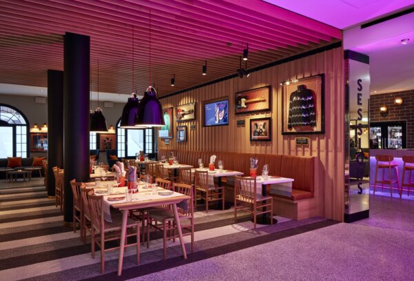 ): Im Hard Rock Hotel Davos werden Körper und Geist der müden Motorradfahrer gepflegt. Mit unglaublich feinen Speisen und Getränken im Restaurant Sessions oder im gediegenen Rock Spa – Energie pur.