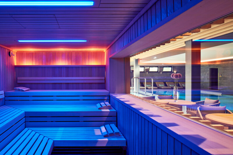: Ein Blick in das stimmige Restaurant Sessions und in den Spa Bereich des Hard Rock Hotels Davos.