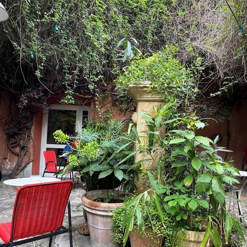 Innen wie aussen Pflanzen soweit das Auge reicht im Le Comptoir Général, Foto: Privat