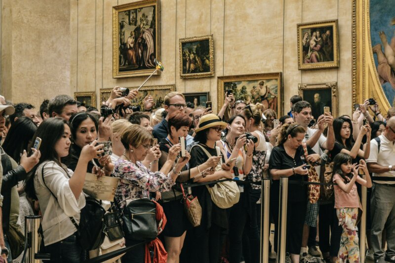 Touristenmassen drängen sich vor weltberühmten Gemälden in Paris. Foto_Unsplash_Alicia Steels