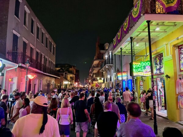 Vibrierendes Nachtleben in der Bourbon Street im French Quarter .