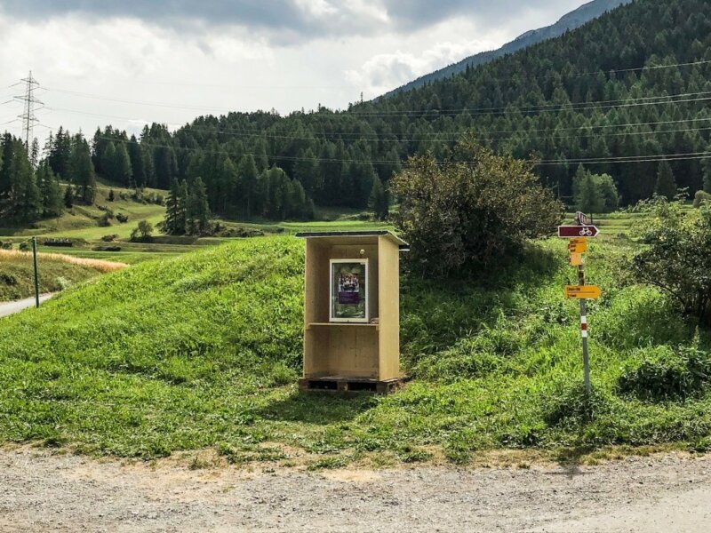 Wanderer mit Platz im Rucksack sollten so viel Ware wie möglich mit zur Hütte nehmen.