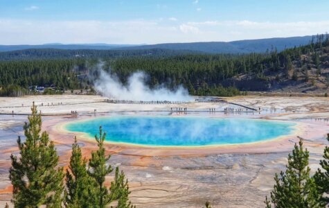Fast alle Farben des Regenbogens vereint die Grand Prismatic Hot Spring in sich.