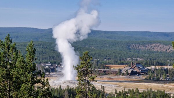 Das schönste und verrückteste Hotel in Park: Das Old Faithful Inn.