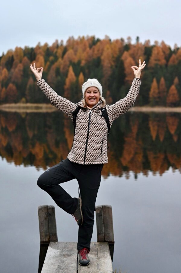 Yogapose am Herbstsee Lej da Staz (c) funkyfortyphotography.com
