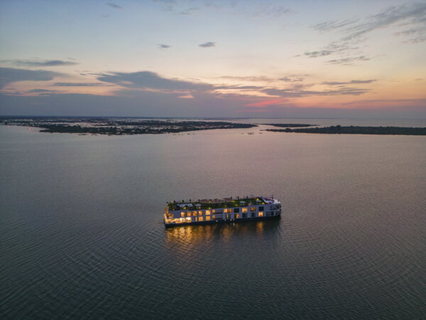 Die RV Mekong Discovery – das schwimmende Boutiquehotel – am Tonle Sap. Foto: Thurgau Travel