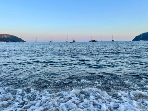 Sonnenuntergang am Meer mit Segelbooten