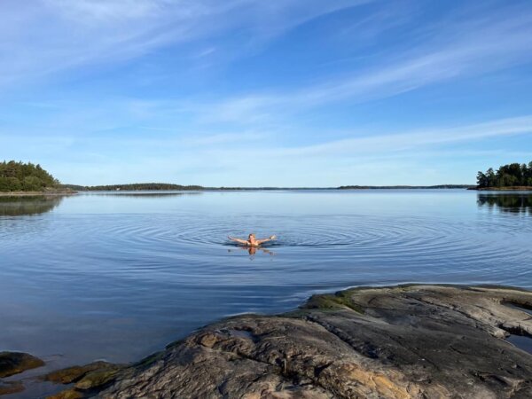 Person schwimmt im Meer