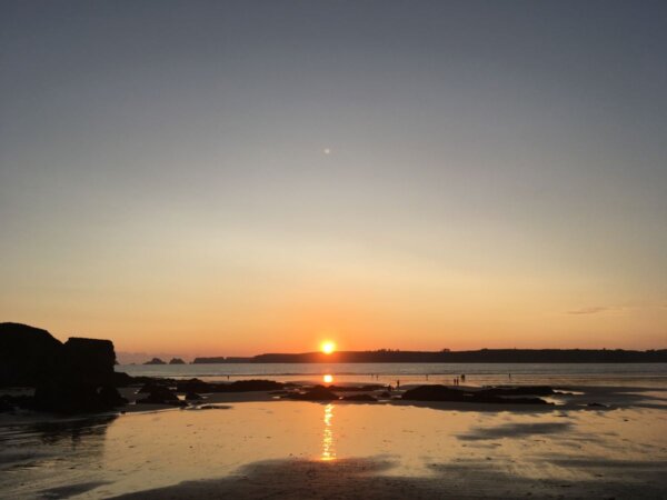Sonnenuntergang am Meer in der Bretagne