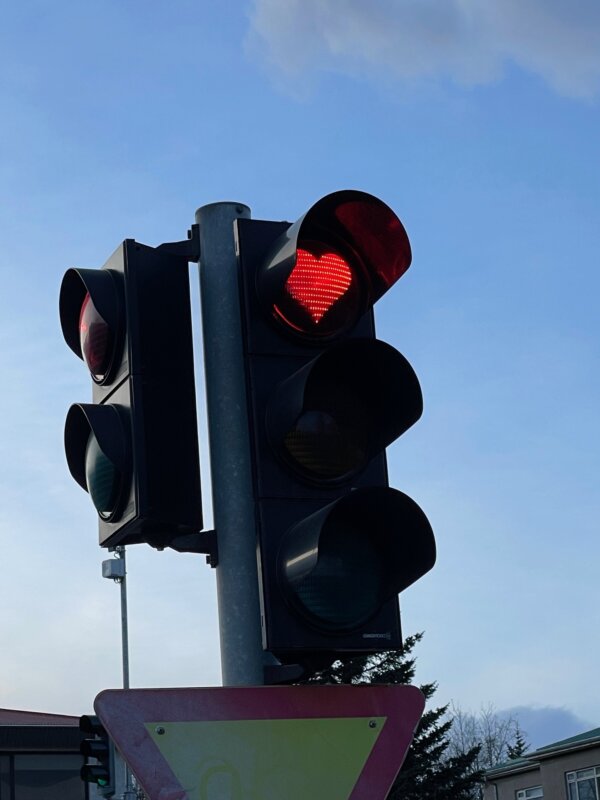 Rote Ampel mit Herz in Akureyi