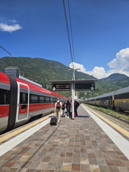 Bahnsteig in Bozen mit Frecciarossa