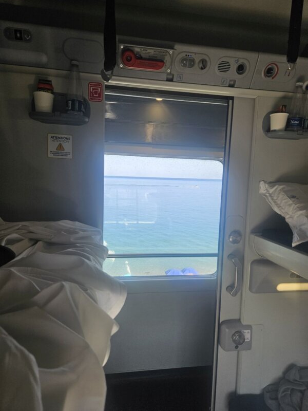 Nachtzugfenster mit Meerblick