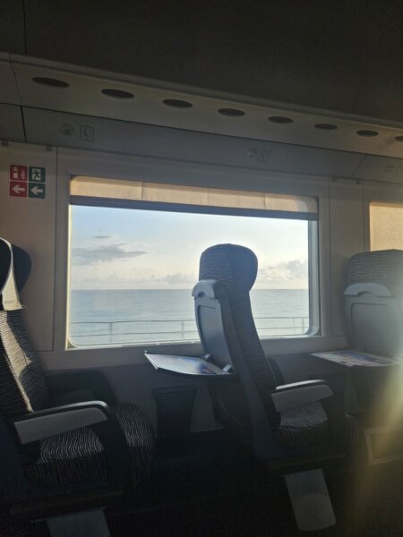 Zugfenster mit Meerblick