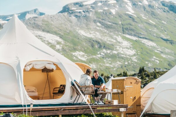 Pop-Up-Glamping-Dorf Laax mit Menschen