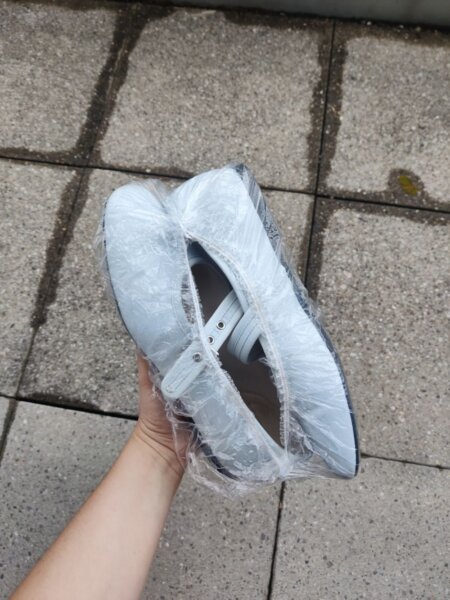 Schuhe in Duschhaube verpackt
