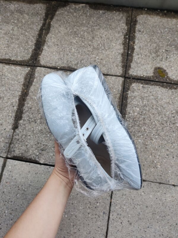 Travel-Hacks: Schuhe in Duschhaube verpackt