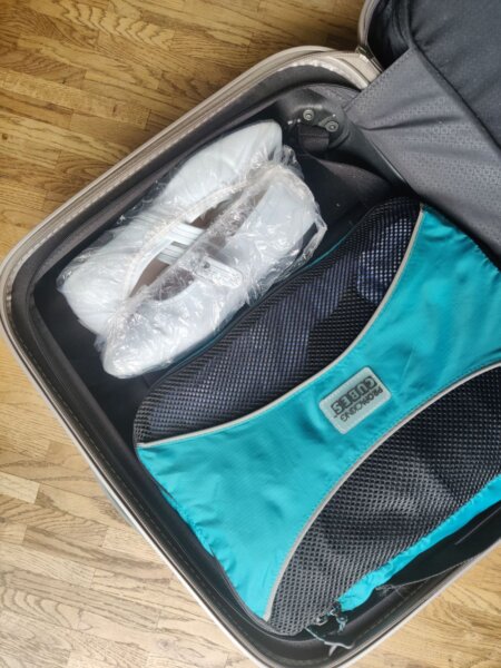 Schuhe in Duschhaube verpackt