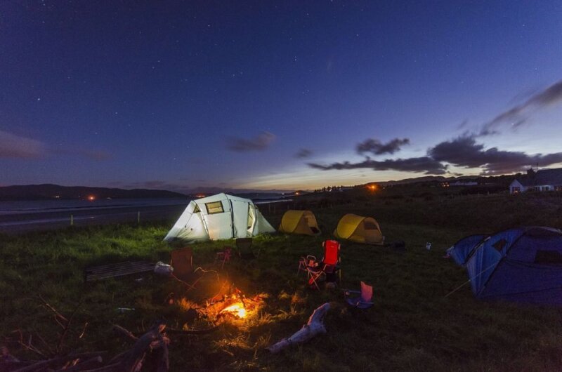 camping-Zelte und Lagerfeuer