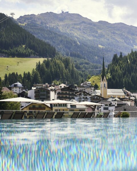 Silvretta Therme mit Blick auf Ischgl