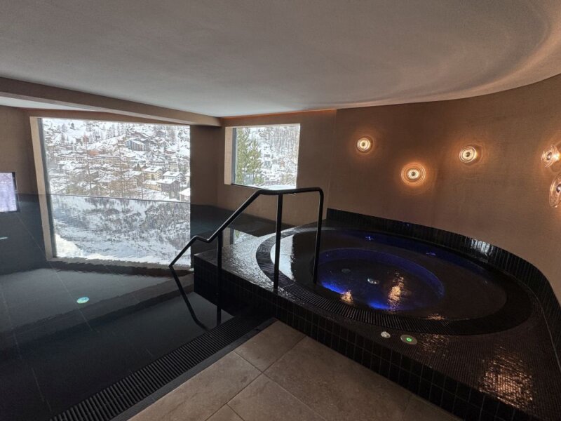 Chalet Hotel Schönegg Infinity Pool