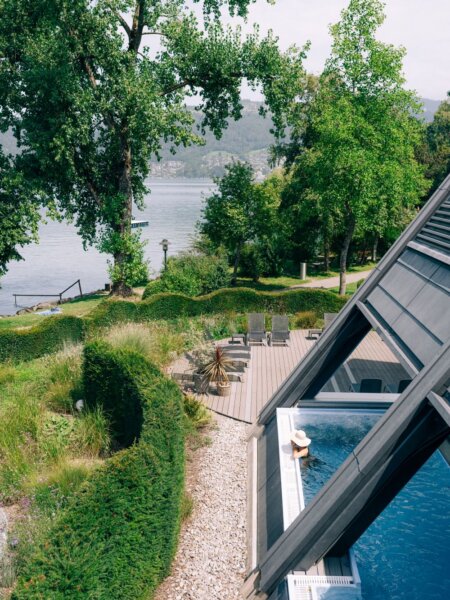 Deltapark Vitalresort Pool mit Blick auf den Thunersee
