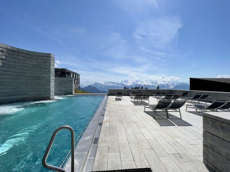 Rigi Kaltbad Aussenpool mit Bergblick