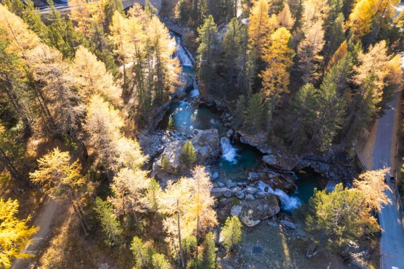 Blick auf die Cascada da Bernina im Herbst