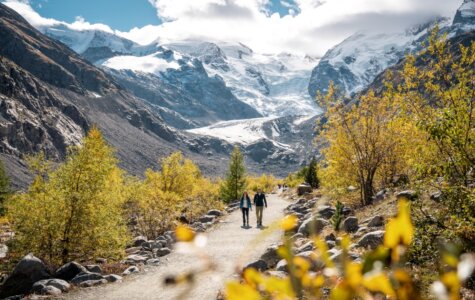 Zwei wandernde Menschen im Herbst in Pontresina