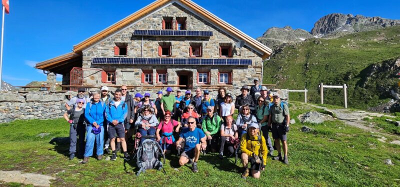 Procap-Reisegruppe vor der Grialetschhütte